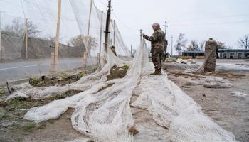  جنود أوكرانيون يغطون الطرق بشباك صيد تبرع بها صيادون فرنسيون