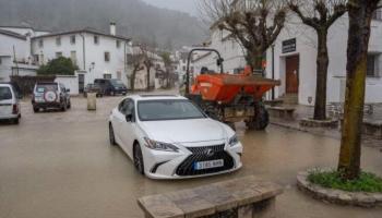 العاصفة ليوناردو تربك الحياة اليومية في إسبانيا