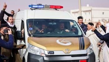 سيارة الإسعاف التي تنقل جثمان سيف الإسلام القذافي