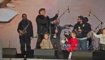 أحمد سعد رفقة أولاده 
