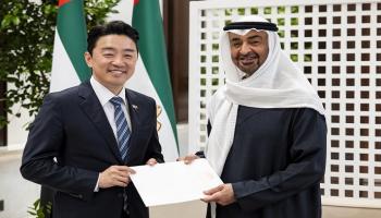 الشيخ محمد بن زايد آل نهيان يتسلم رسالة الرئيس الكوري من مبعوثه الخاص