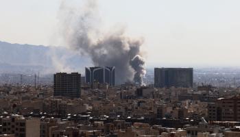 الدخان يتصاعد جراء القصف في طهران - أ.ف.ب