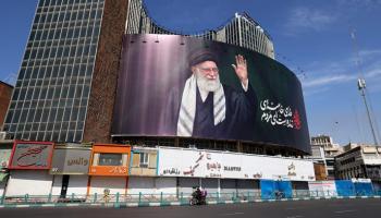 جدارية في طهران عليها صورة خامنئي