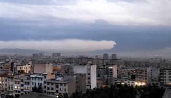 الدخان المتصاعد من حريق مصفاة نفط يغرق أفق طهران