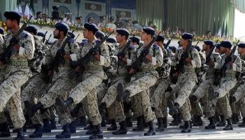 عناصر من الحرس الثوري يمرون أمام منصة تضم قادة به - أرشيفية