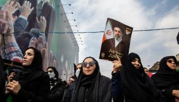 إيرانية ترفع صورة المرشد الجديد