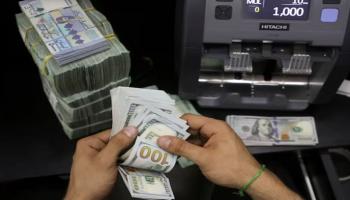 أوراق نقدية من الليرة اللبنانية والدولار الأمريكي