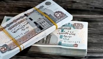 أوراق نقدية مصرية فئتي 100 و50 جنيهاً