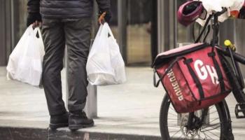 معاناة عمال التوصيل بالدراجات في فرنسا