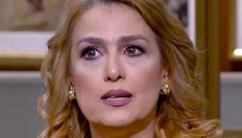 الفنانة سيمون تبكي