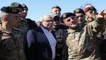 ضباط في الجيش اللبناني مع رئيس الوزراء نواف سلام