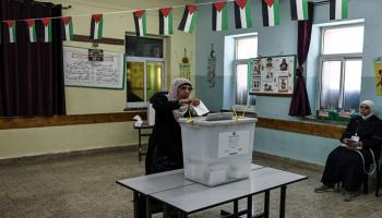 فلسطينية تدلي بصوتها في انتخابات المحليات