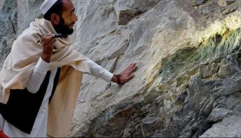 عملية فحص والتحقق من كنوز المعادن داخل الصخور في أفغانستان