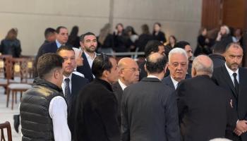 تفاصيل إغماء أحد الحاضرين في عزاء الفنان هاني شاكر
