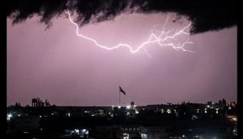 صاعقة قوية تدمر مئذنة مسجد في تركيا