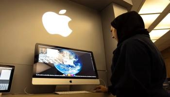 إيرانية تتصفح الإنترنت