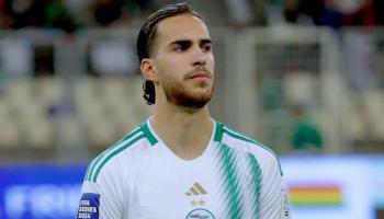 زروقي لاعب منتخب الجزائر