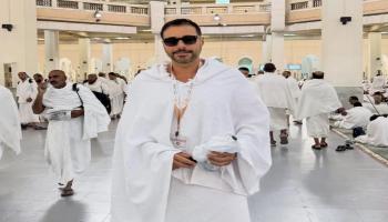 أحمد السعدني يوثق لحظات الحج مع والدته