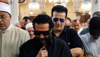 أحمد حلمي يؤم المصلين في صلاة الجنازة عى والدته