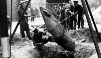 استخراج لغم غير منفجر عام 1940