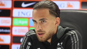 زروقي لاعب منتخب الجزائر