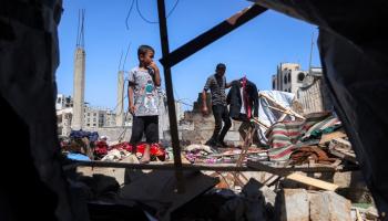 طفل فلسطيني في غزة وسط أنقاض منزل مهدم