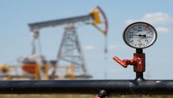 مقياس ضغط بالقرب من مضخات النفط - رويترز