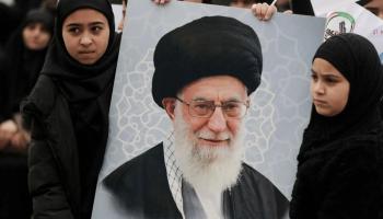 فتاتان ترفعان صورة خامنئي