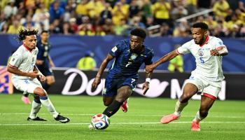 فينيسيوس جونيور، مهاجم منتخب البرازيل رقم 7، يركض بالكرة متجاوزًا مدافع هايتي
