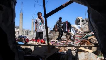 طفل فلسطيني في غزة وسط أنقاض منزل مهدم