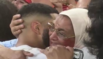 دموع صيباري ووالدته 
