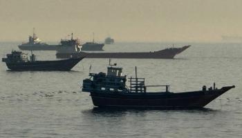 سفن راسية في مضيق هرمز