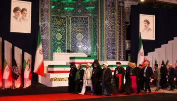 يمر مسؤولون محليون وأجانب بجوار نعوش المرشد الراحل علي خامنئي وأفراد أسرته