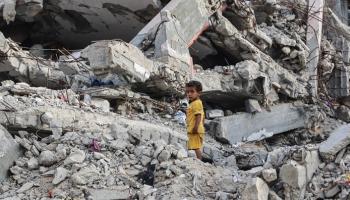 طفل فلسطيني وسط الأنقاض بغزة - أ.ف.ب