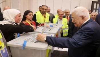 محمود عباس يدلي بصوته في انتخابات سابقة