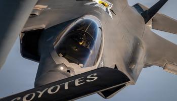 مقاتلة أمريكية من طراز F-35A أثناء تزودها بالوقود في أجواء الشرق الأوسط