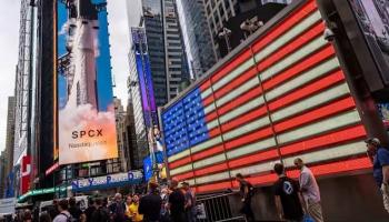 لوحة إعلانية ضخمة تعرض إدراج شركة سبيس إكس للتداول العام تحت الرمز SPCX في بورصة ناسداك