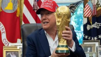 ترامب يمسك كأس العالم- أرشيفية