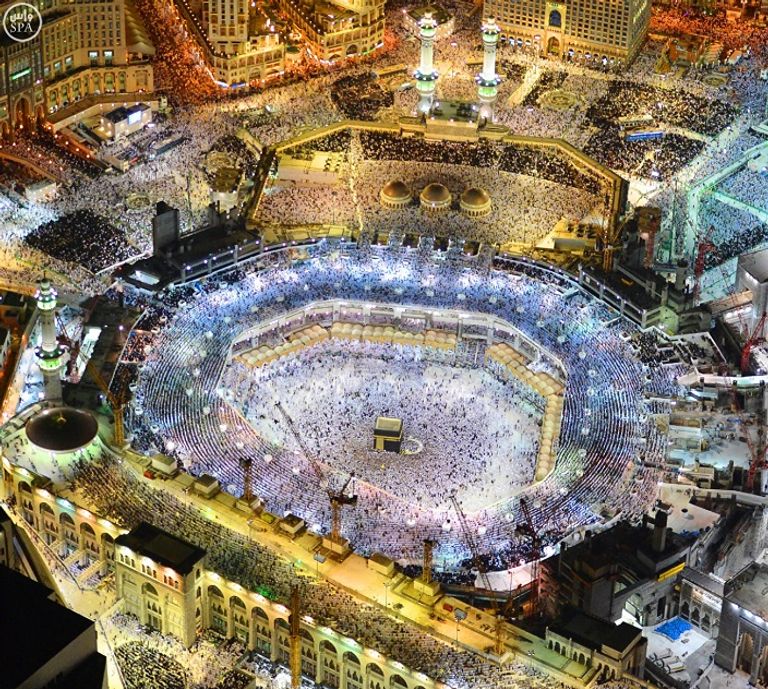 بالصور.. 2 مليون زائر للبيت الحرام يلتمسون ليلة القدر - صورة 2