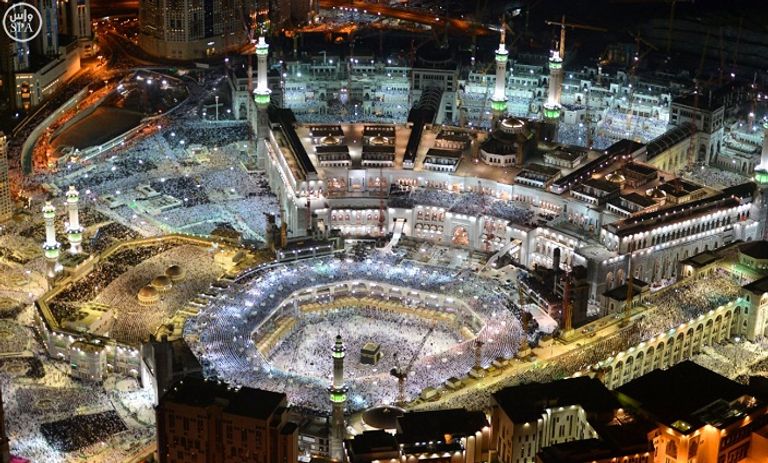 بالصور.. 2 مليون زائر للبيت الحرام يلتمسون ليلة القدر - صورة 1