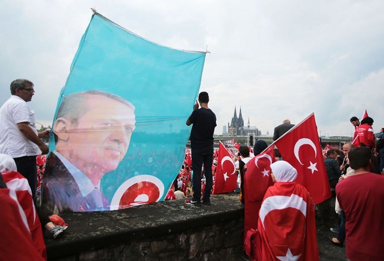  الأتراك يتظاهرون في كولونيا الألمانية تأييدا لرجب طيب أردوغان  - أرشيفية 