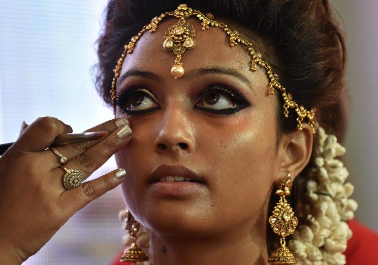 سيدة حصلت على ماكياج في المعرض الدولي للجمال بالهند