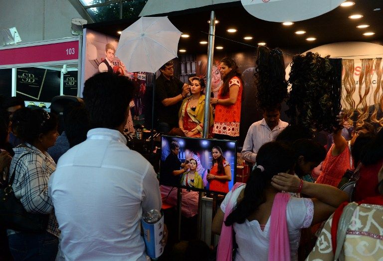 سيدة حصلت على ماكياج في المعرض الدولي للجمال بالهند