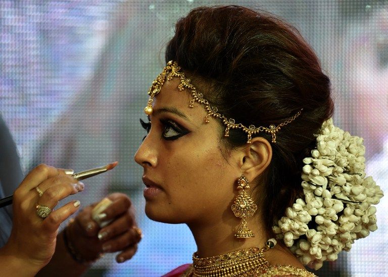 سيدة حصلت على ماكياج في المعرض الدولي للجمال بالهند