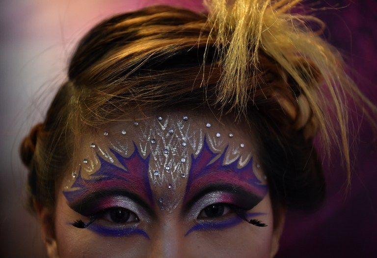 سيدة حصلت على ماكياج في المعرض الدولي للجمال بالهند