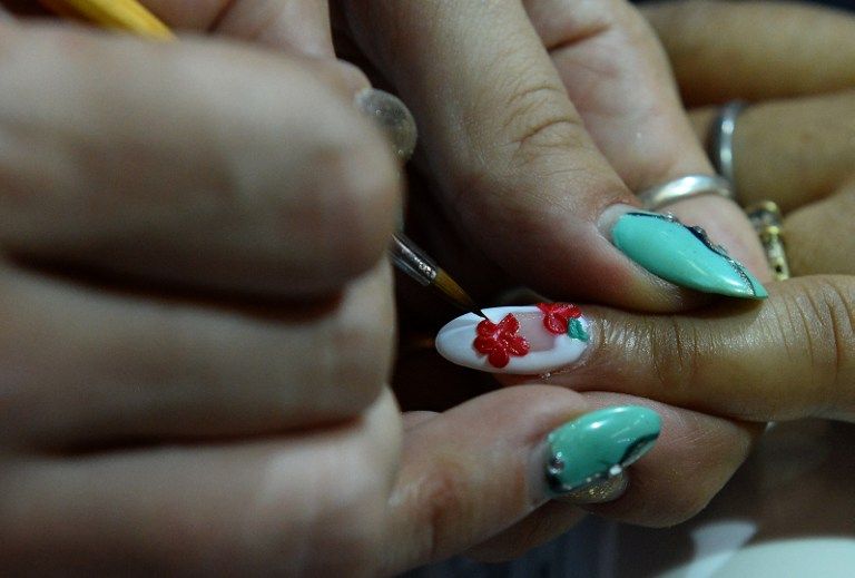 سيدة حصلت على ماكياج في المعرض الدولي للجمال بالهند