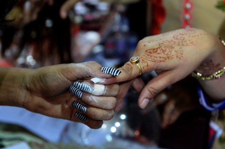 سيدة حصلت على ماكياج في المعرض الدولي للجمال بالهند