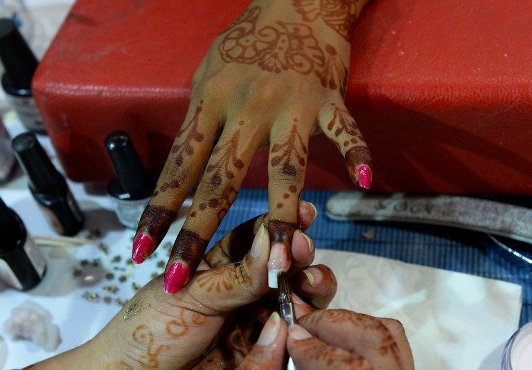 سيدة حصلت على ماكياج في المعرض الدولي للجمال بالهند