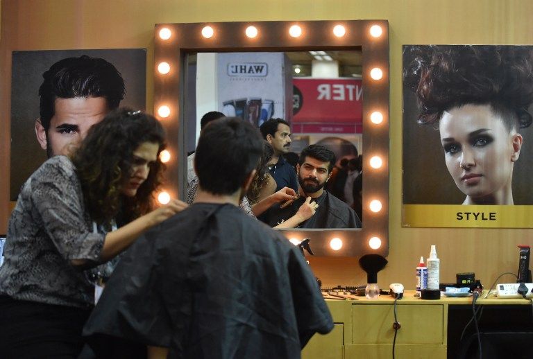 سيدة حصلت على ماكياج في المعرض الدولي للجمال بالهند