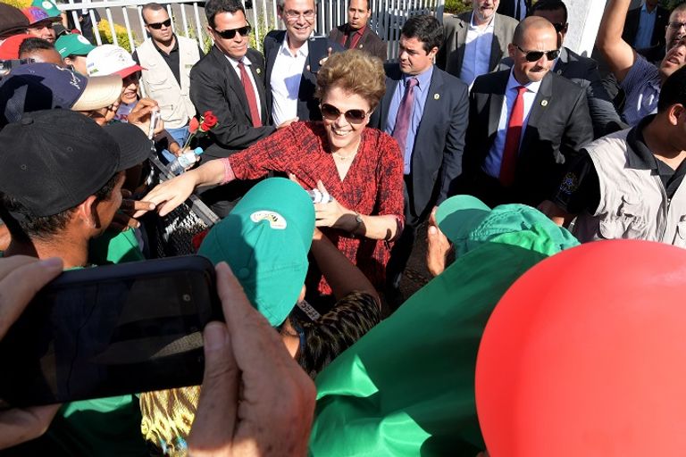الرئيسة البرازيلية السابقة ديلما روسيف وسط أنصارها
